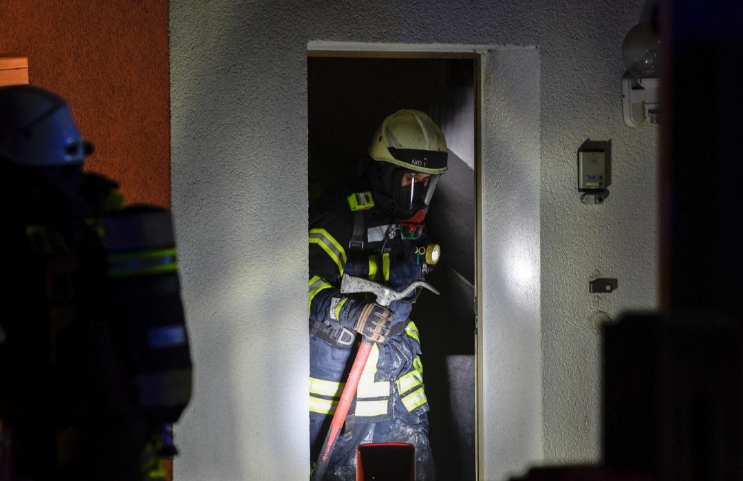 Feuerwehrmann unter Atemschutz bei einer Übung